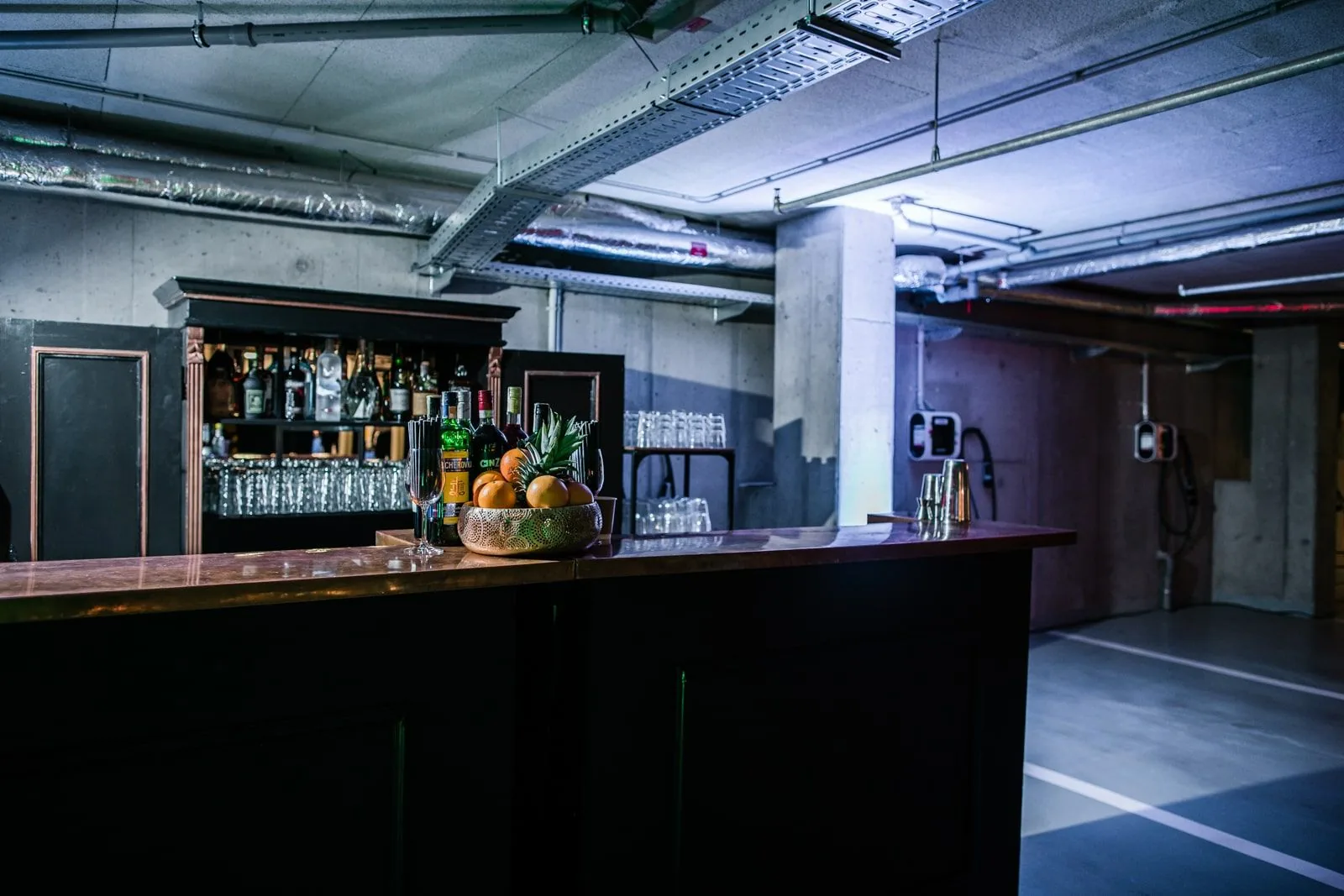 Mobile bar prepared in an industrial venue